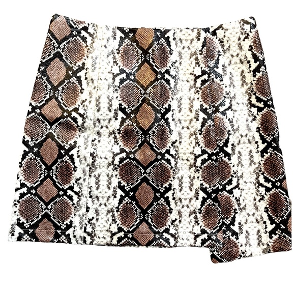 Mod On Trend Faux Leather Animal Print Mini Skirt  Size Medium - Picture 4 of 8